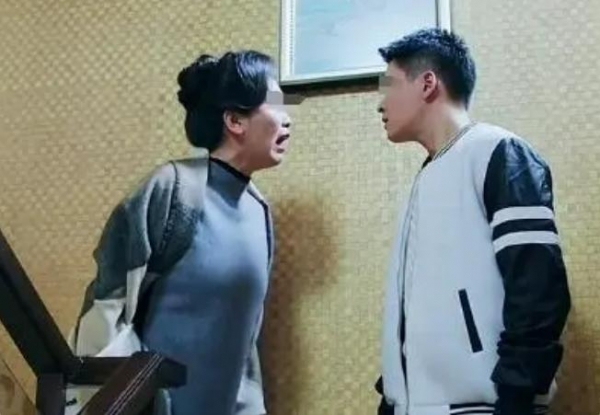 回顾：13岁的小恶魔因为母亲不让他玩手机游戏他用菜刀把母亲砍死(图4)
